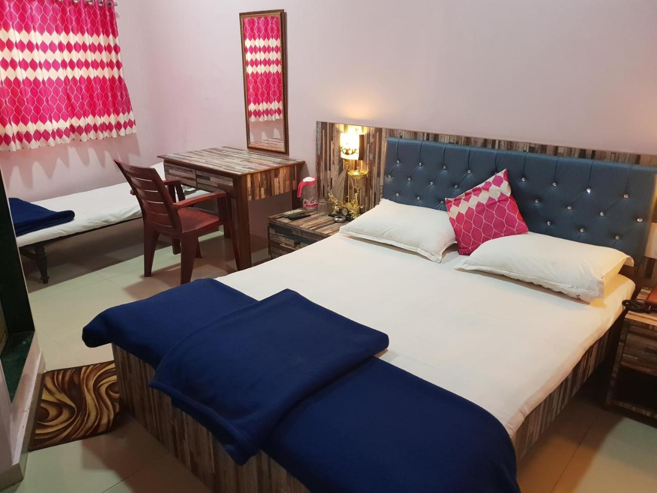 SRK Hotel- Grant Road Mumbai  Buitenkant foto